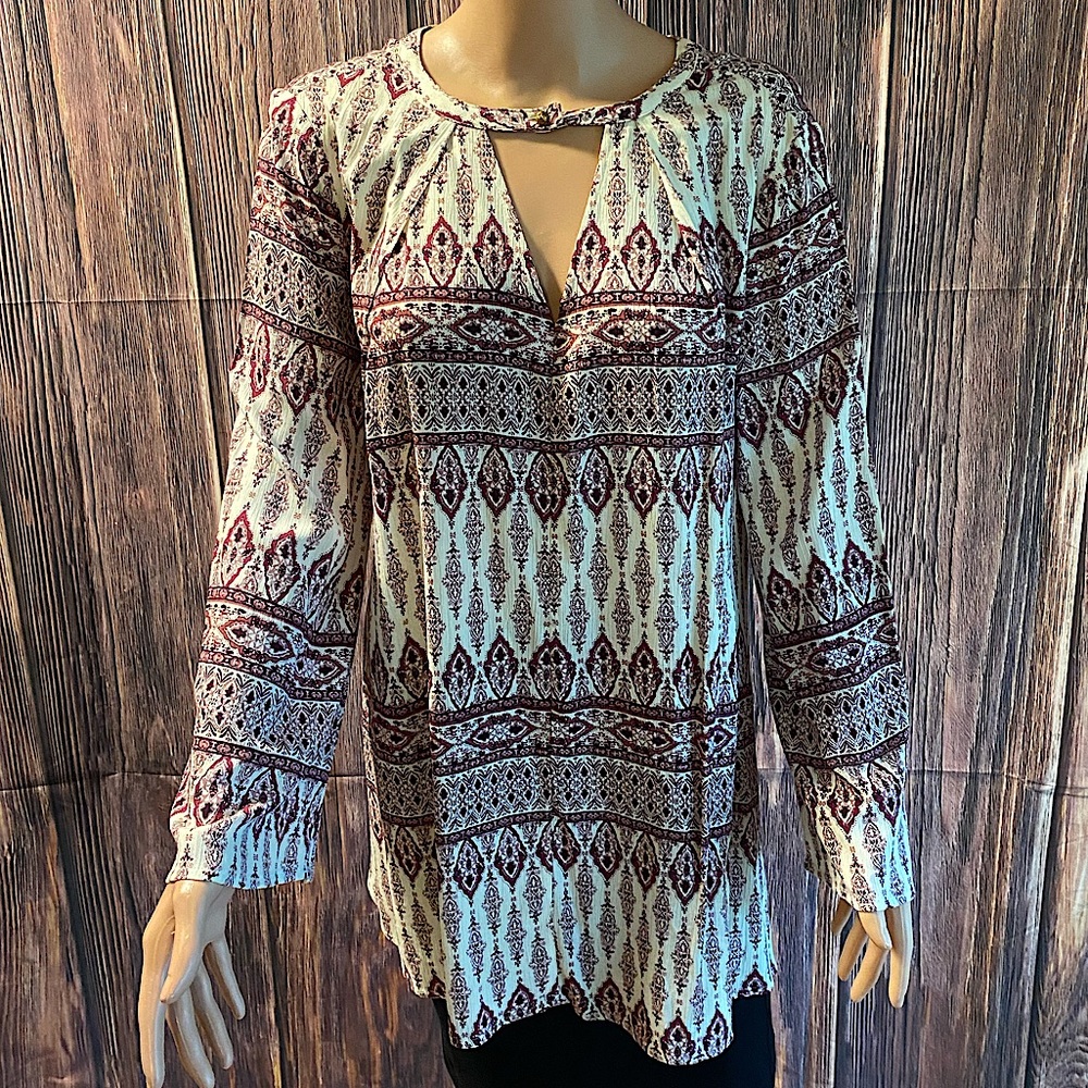 En Creme size small white and pink boho pattern long sleeve flowy swing